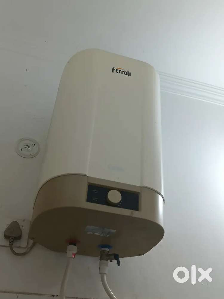 घर बदलने के का क्रोकरी सेट अलमारी और गीजर बेचना है