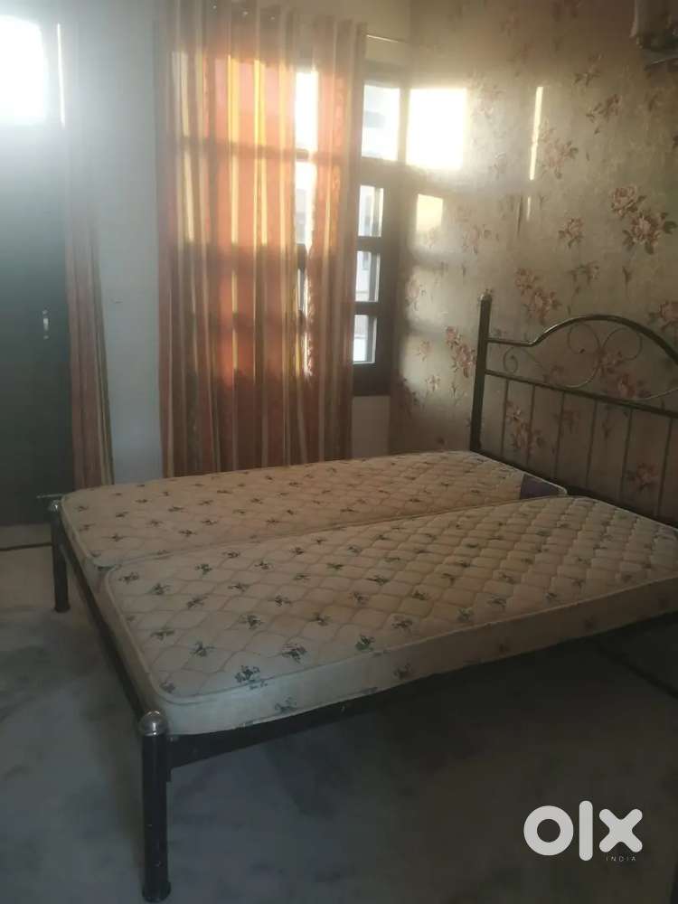 Independent room Sec 20 pkl