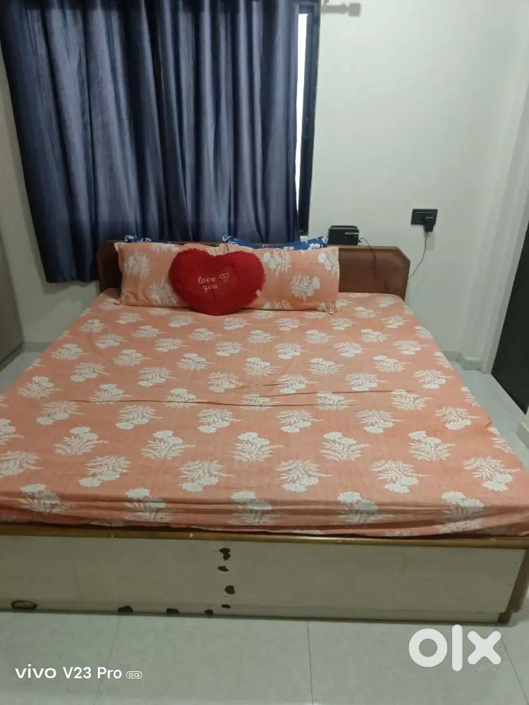 Female or couple allowed