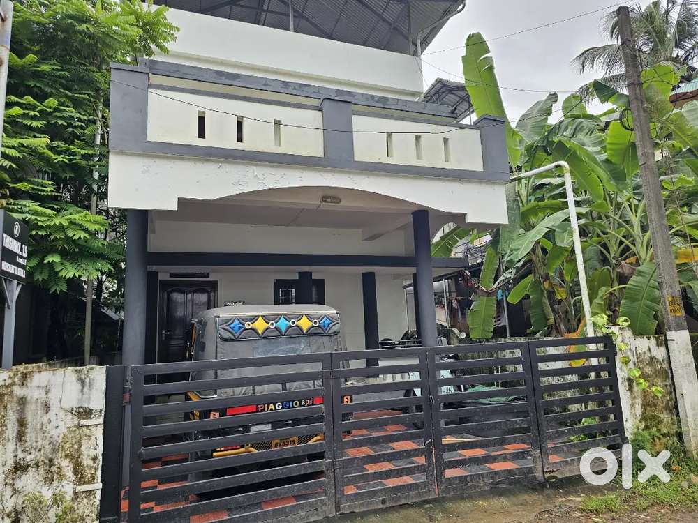 Sale Or Lease Independent house Vennala Near Eroor Main Road
