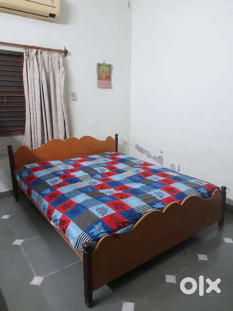 Old Wooden Bed for Sale – 65x75 (Good Condition)