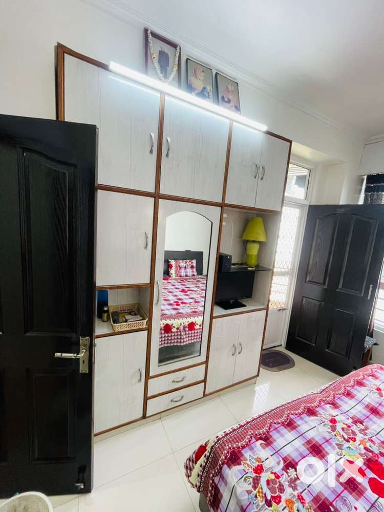 Want to sell my 6 feet x 8 feet wooden almirah with mirror