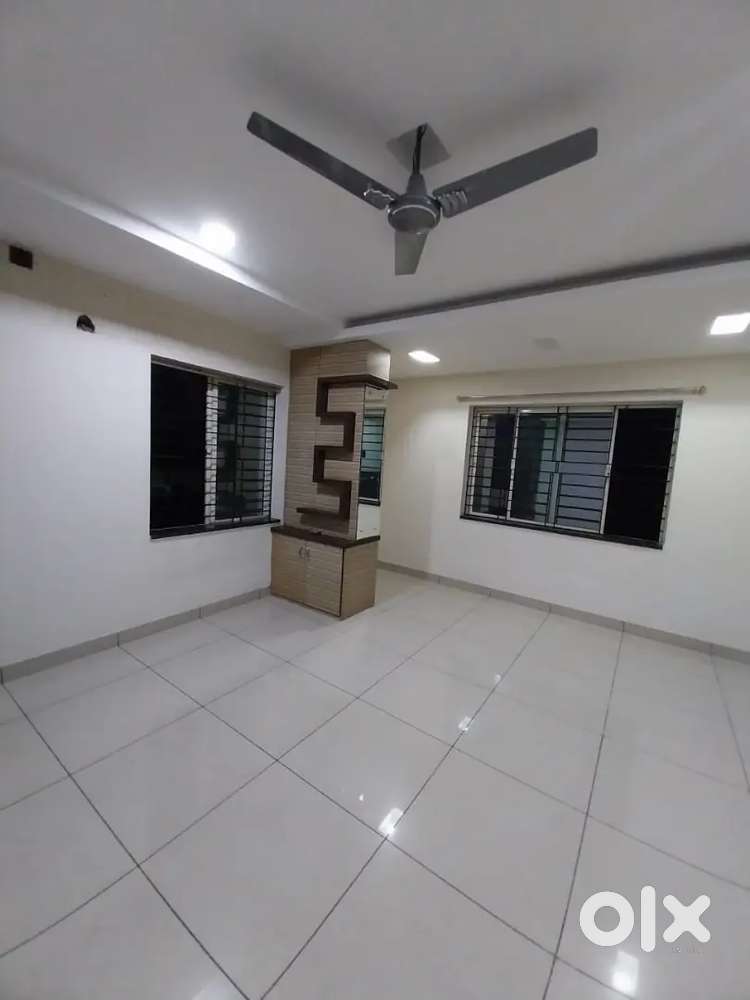 2BHK NAYAPALI FAMILY & JOB BACHELOR, GIRLS