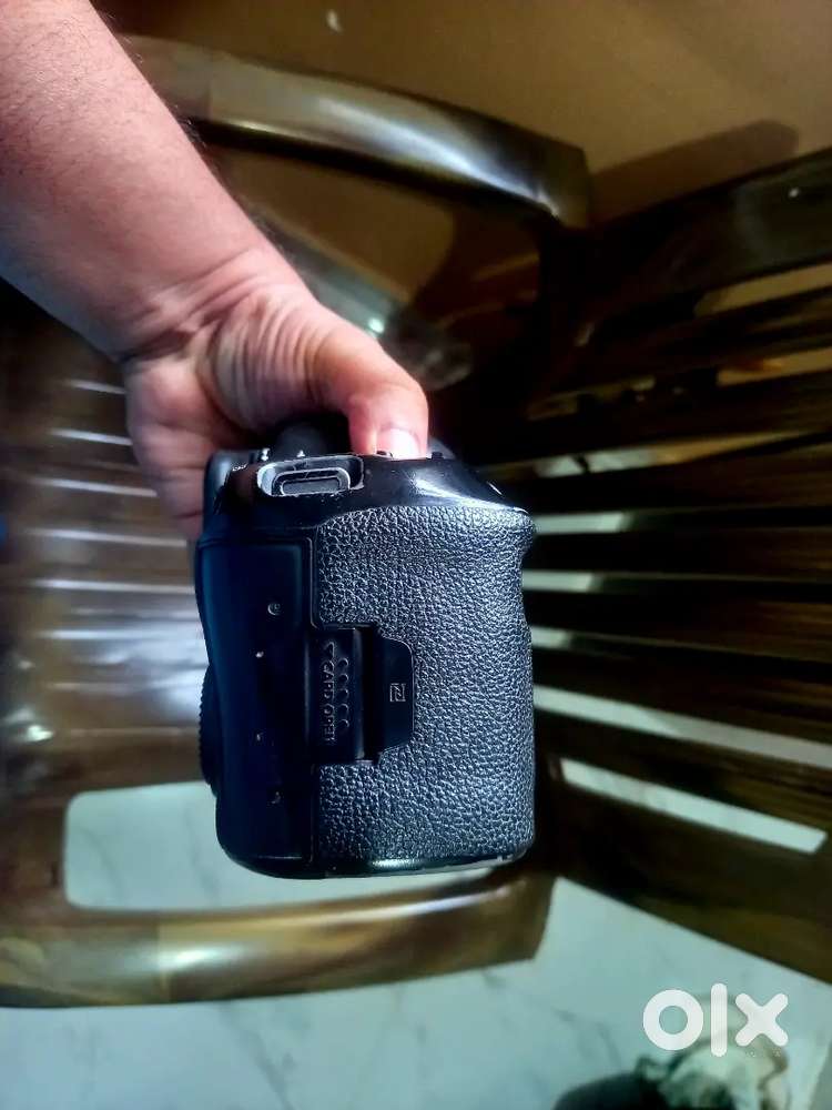 Canon 5D Mark iv with 85 mm lens good condition