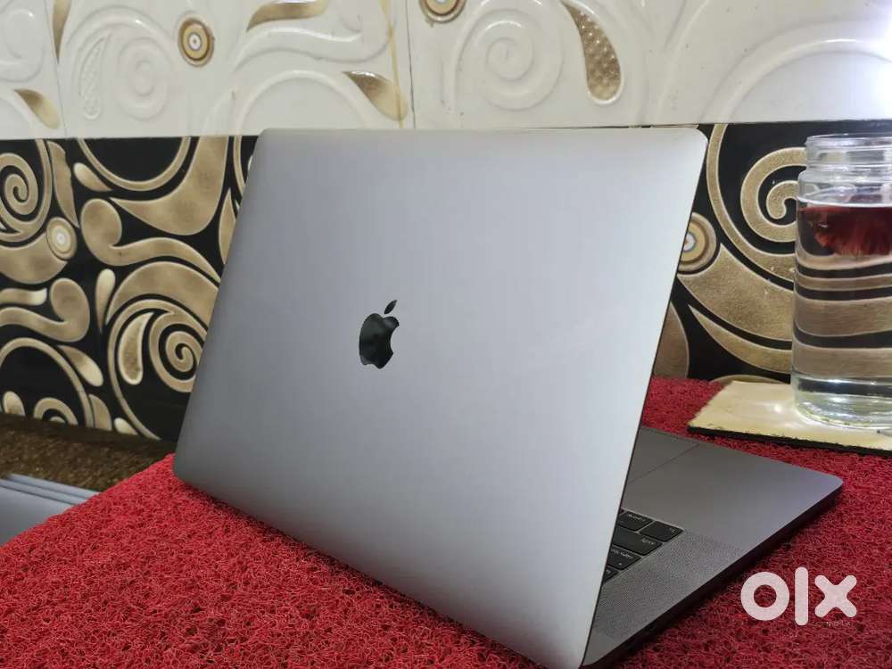 Apple Macbook Pro i9 16gb 512gb 5.5gb GRAPHICS 15inch Retina Touchbar