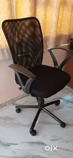 Mesh Office Chair – Comfortable & Adjustable