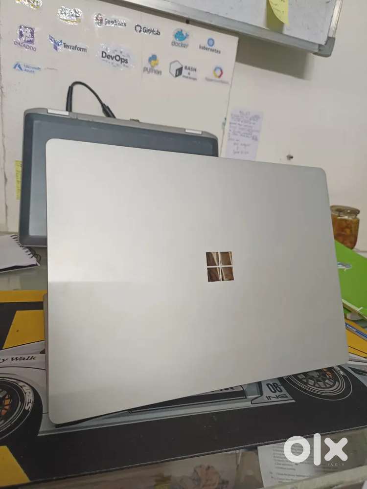 Mircosoft Surface Laptop 2 13.5 touchscreen 8th gen i5 8 GB 128 GB SSD