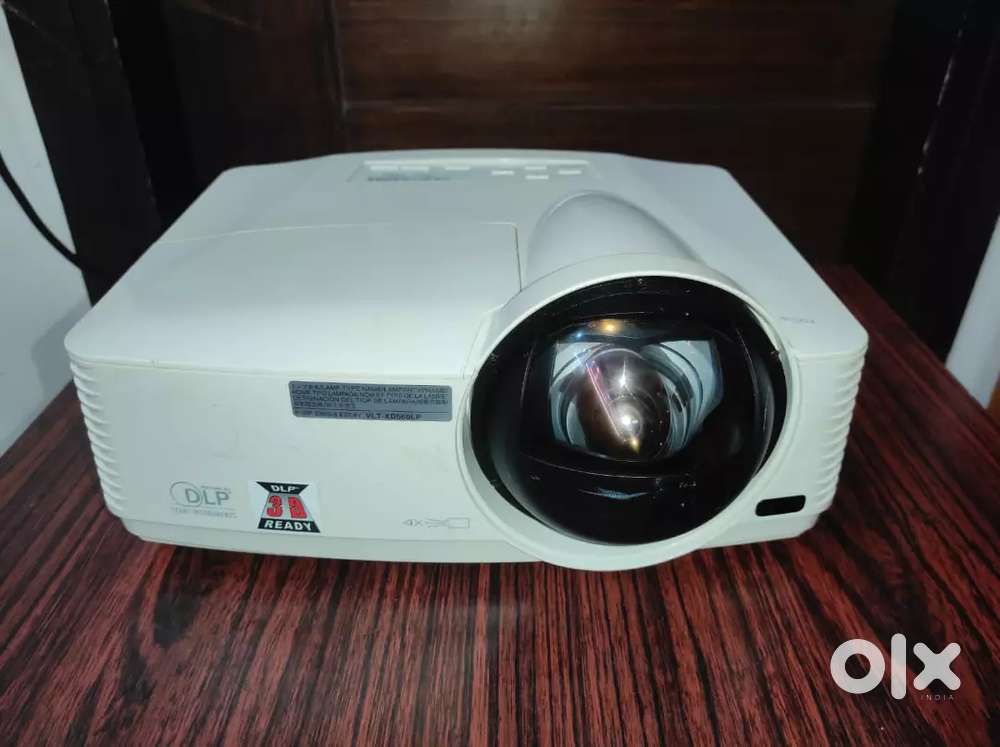 MITSHUBISHI SHORT THROW PROJECTOR,DLP-3D,3000 LUMENS,EXCELLENT DISPLAY