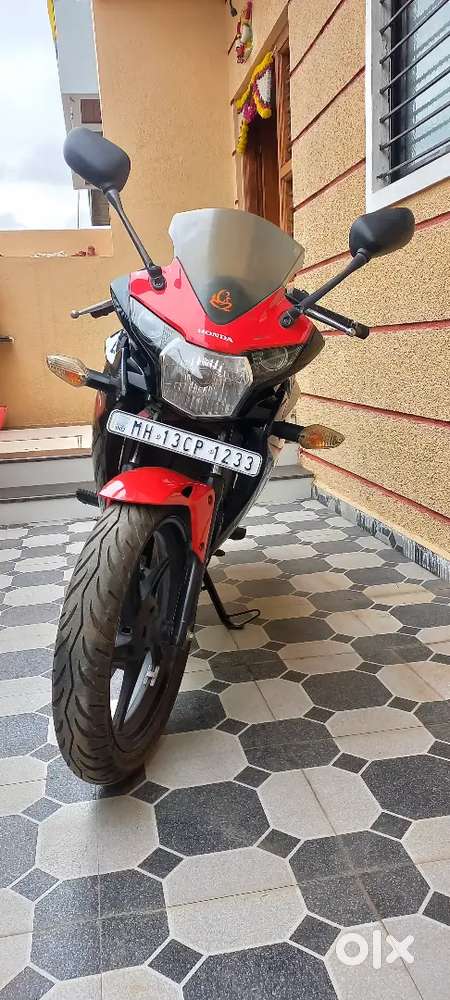 Honda CBR 150R Red Black Star Edition.