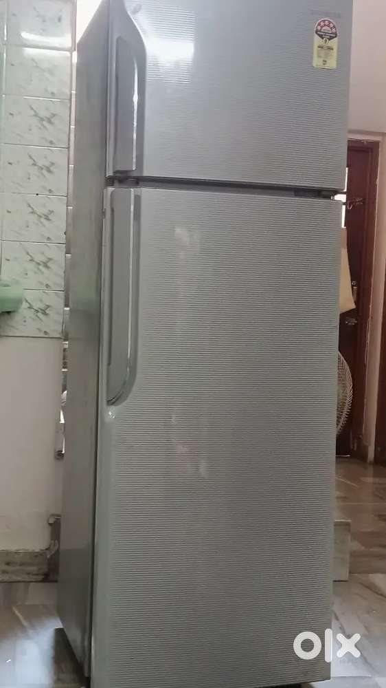 SAMSUNG DOUBLE DOOR FRIDGE