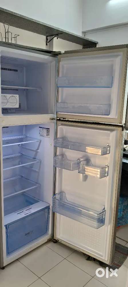 Double door refrigerator