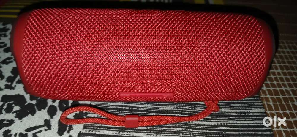 Jbl speaker bluetooth best heart tachig sound brand new candition 10 h