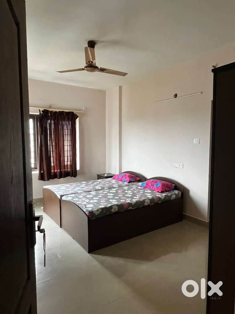Female flatmates room sharing