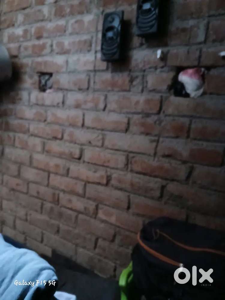 Mujhe ek room partner chahiye