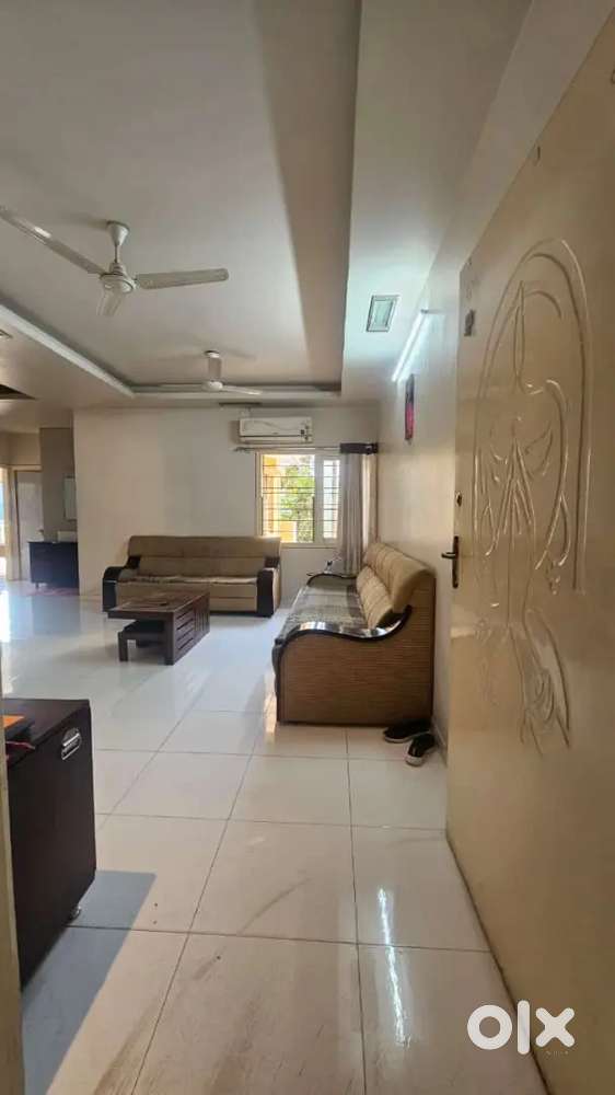 3bhk flat for sale 1.cr palladium mall thaltej s g highway touch