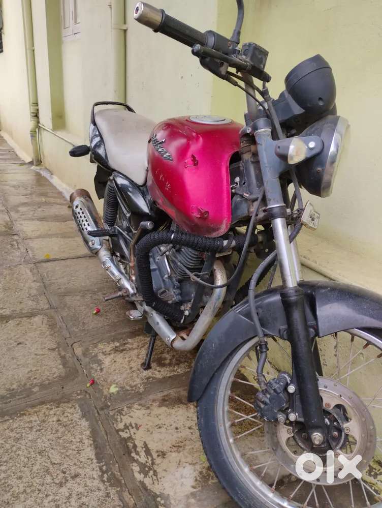 Red  colour pulsur in good condition