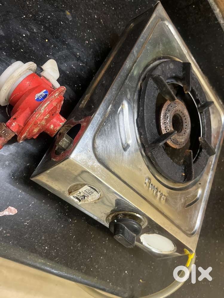 Gas stove(550) with pipe and pipe clip (150) and regulator(250)
