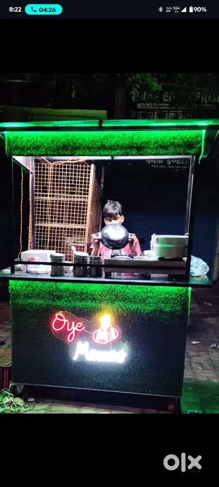 Mujhe ek Momos ki cart pe khada hone ke liye ladka chahiye