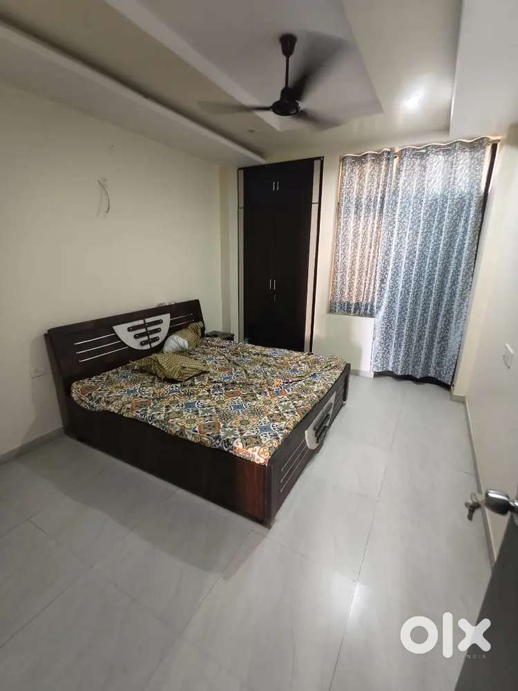 Flat 3 bhk only family