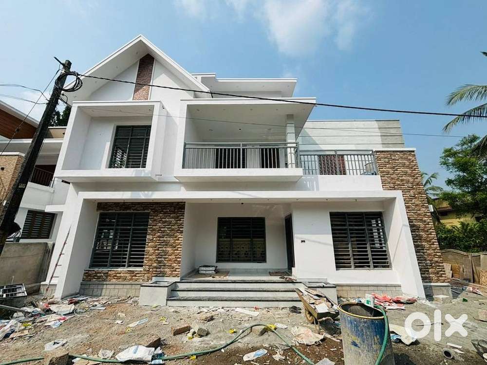 Kuttanellur 4BHK,1926 Sqft,4.720cent New Villa  Thrissur