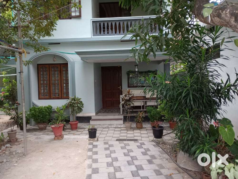 FAMILY ALLOWED 3BHK FURNISHED 1ST FLOOR HOUSE FOR RENT