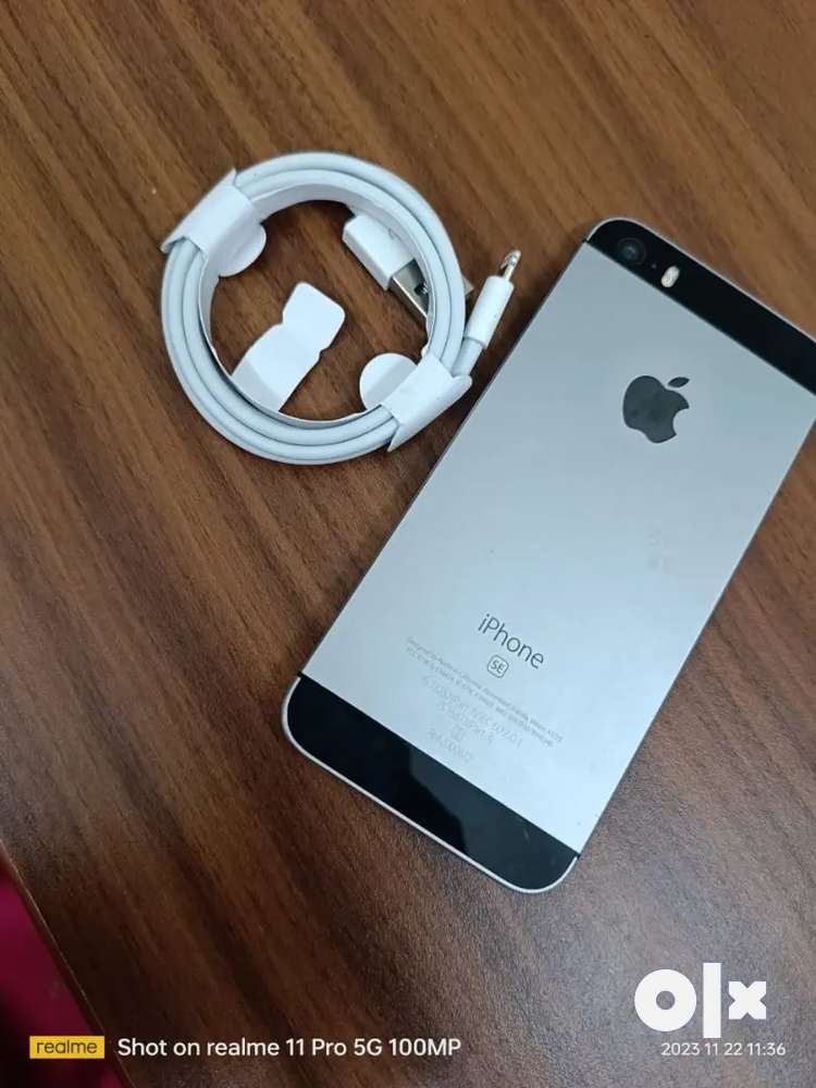 iPhone SE with Changer cable