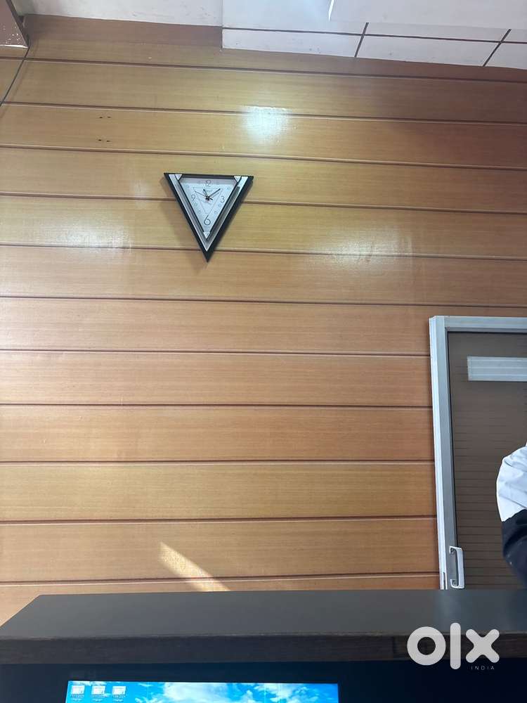 Trainee asistant in service centre for electronic repair