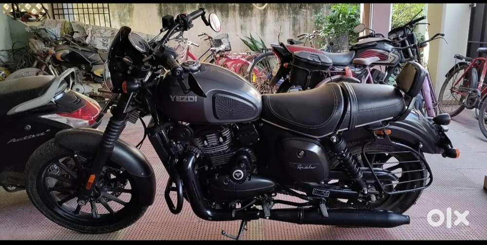 Yezdi Roadster April 2023