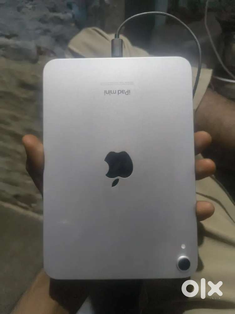 I pad mini 7.   128 gb   and 5 day old