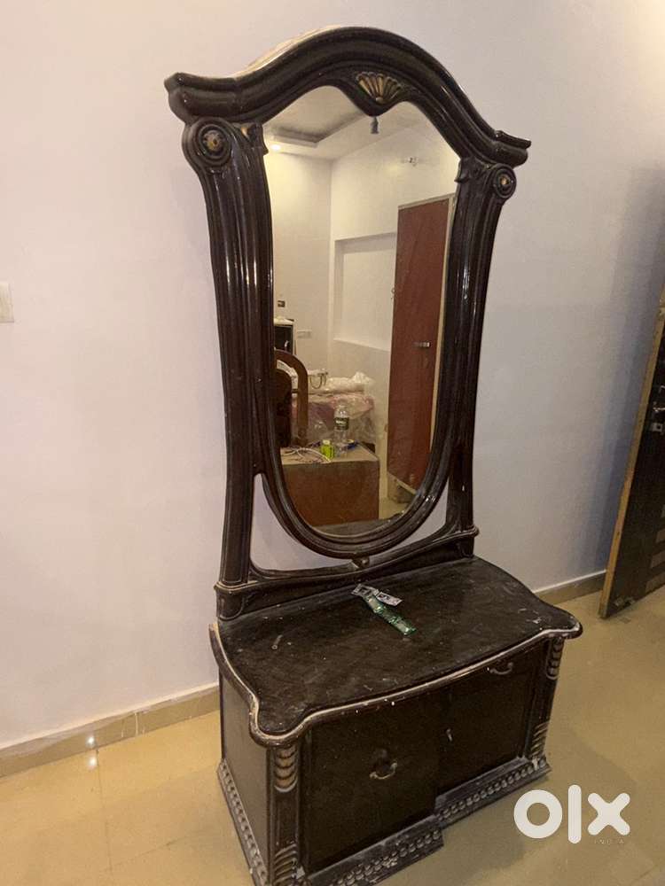 Saguan lakdi dresssing table well furnished