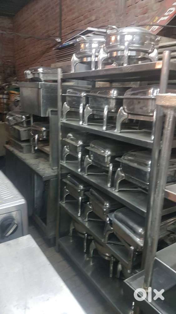 Commercial Chefing dishes