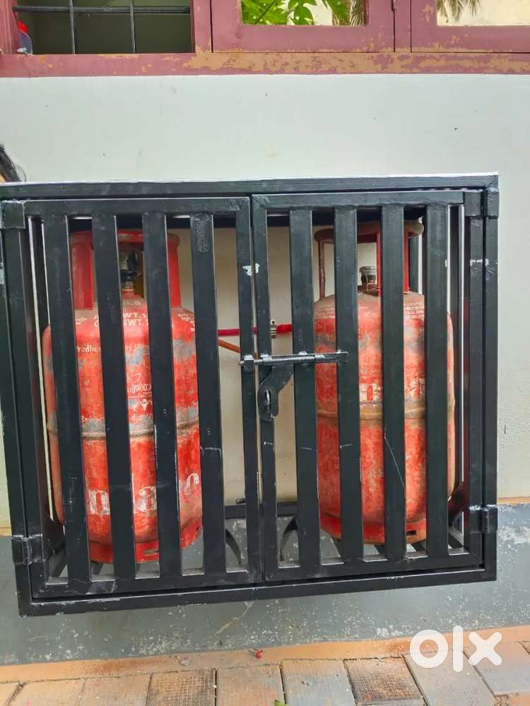 Gas cylinder chamber