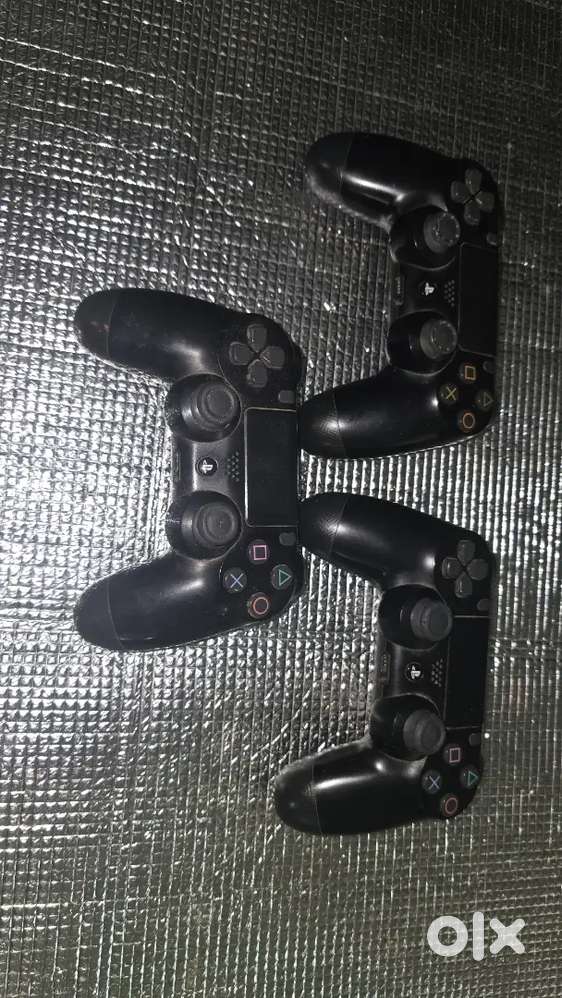 PS4 500 GB WITH 18 GAMES