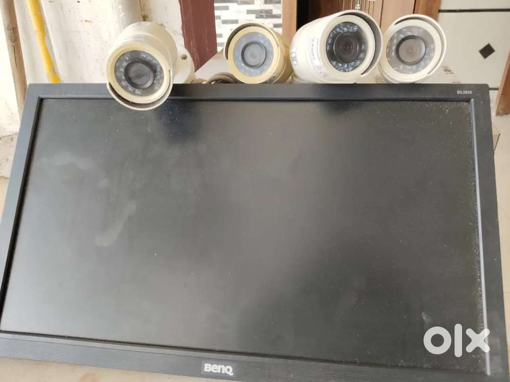 BenQ  Monitor with 4 CCTV Security Cameras