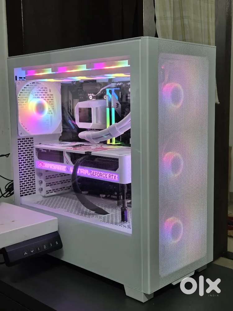 AMD Ryzen 7 9800X3D  RTX 5080 WHITE build Gaming PC (Some Weeks Used)