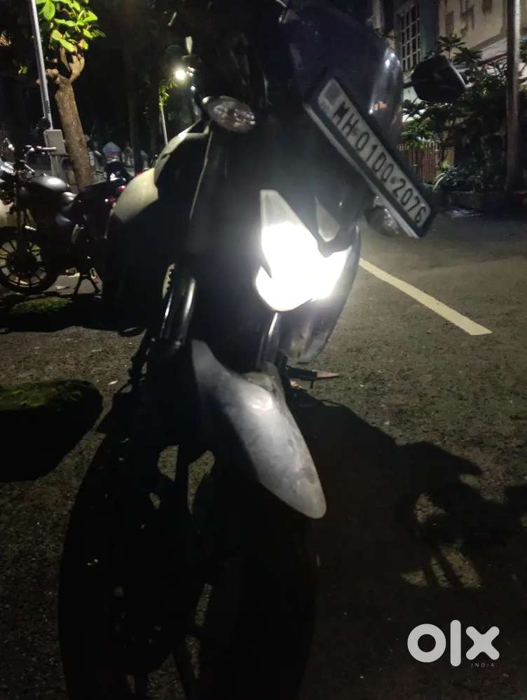 YAMAHA FZ 250CC SPORTS BIKE GOOD CONDITION  WITH STUDS SPORTS HELMET