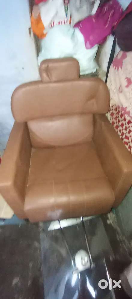 Salon chair