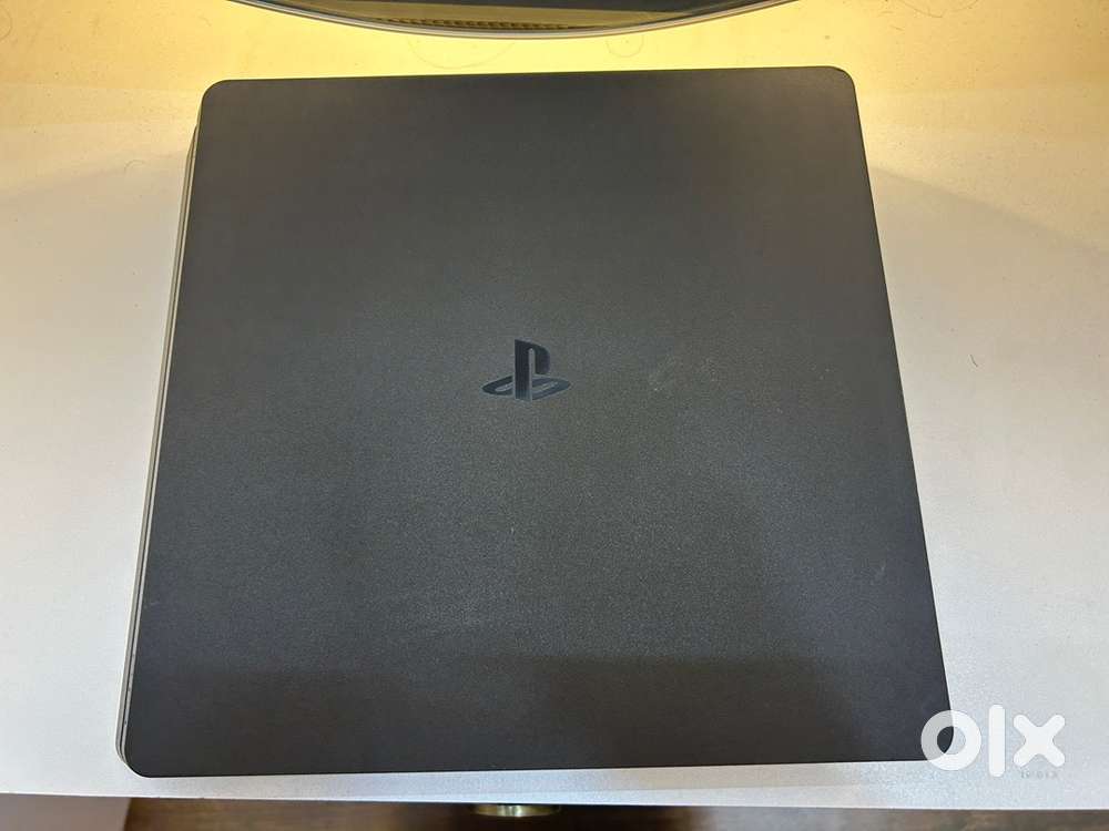 PS4 SLIM 1TB - Excellent Condition - 1 Controller