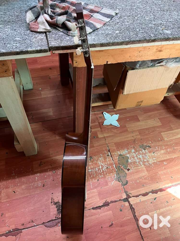 hanging guiter