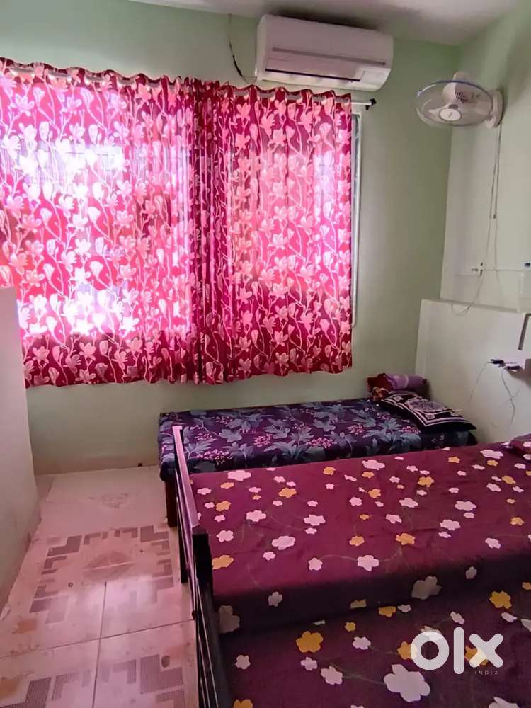 PG AVAILABLE FOR  GIRL'S