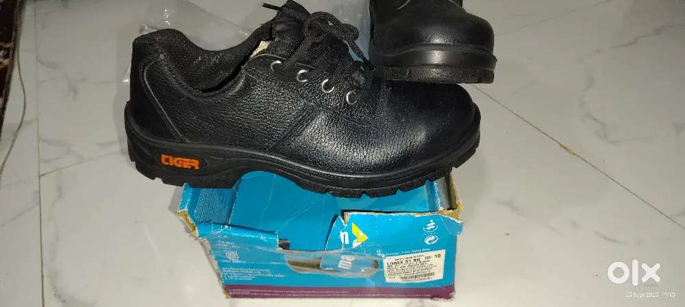 TIGER safety shoes size 10