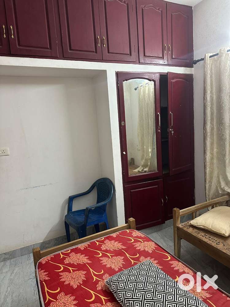 3 sharing room available for girls