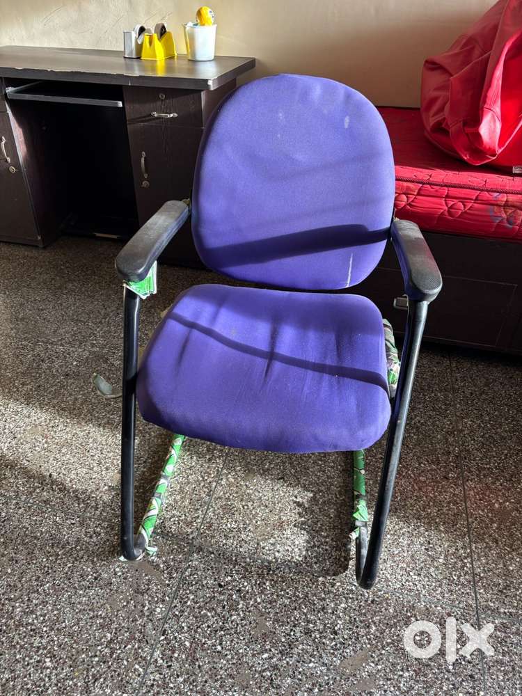 Cushioned chair with arm rests