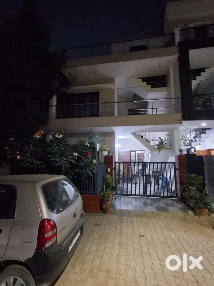 105gaj kothi price 80lac