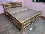 Very attractive design king size bed having size 6/6.5