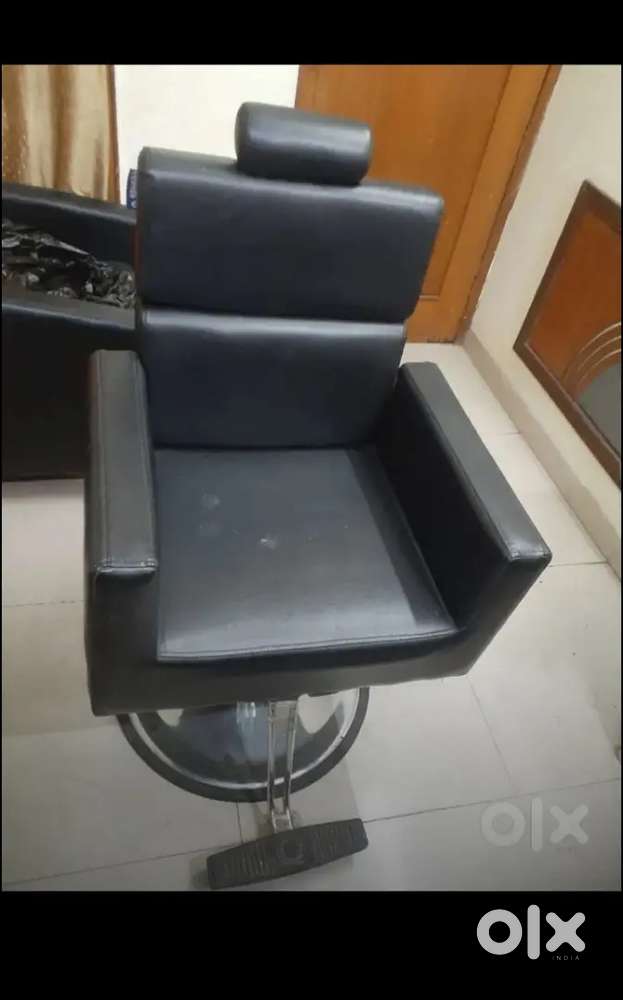 Saloon chair
