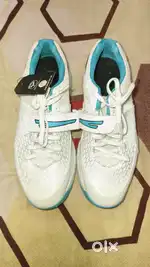 Sega reach white/Blue spike cricket shoes