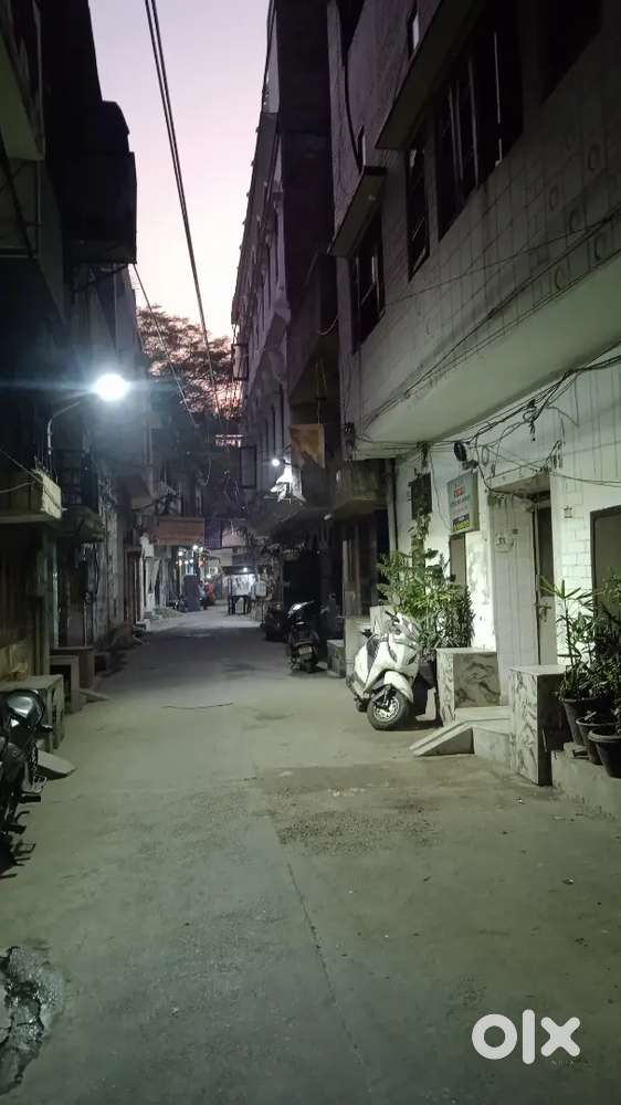 तीन मंजिला मकान