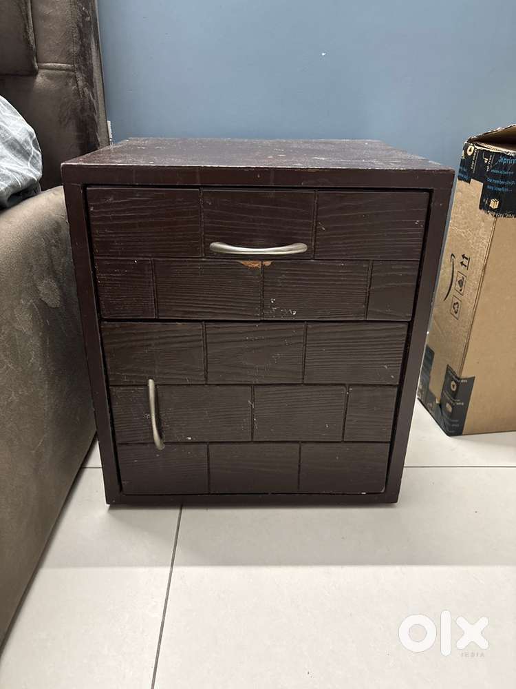 Bedside Table (Walnut color)