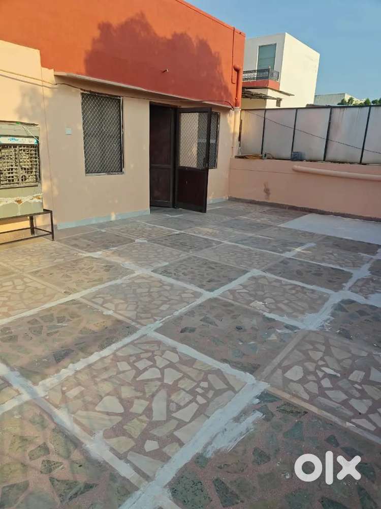 प्रथम फ्लोर 2 रूम 1किचन 2  बाथरूम वेस्टन सेपरेट टैंक